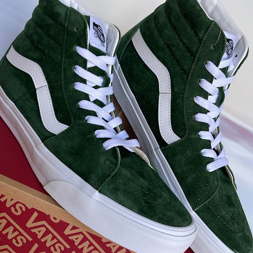 Vans Men’s Sk8-Hi
Pig Suede Douglas Fir
VN0007NSBXU
Sneakers - Picture 9 of 16